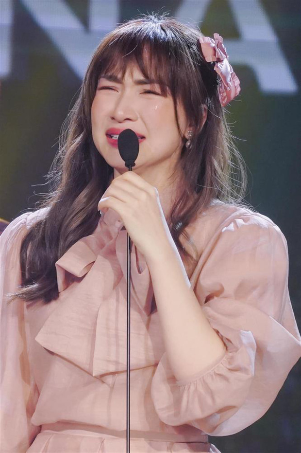 Là nữ ca sĩ có tính cách vui tươi, nhí nhảnh, Hòa Minzy không ngần ngại tự dìm mình trong những khoảnh khắc đời thường. Ảnh: FB