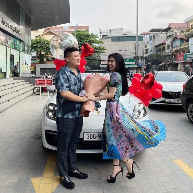 Món quà cưới cực khủng là chiếc Porsche Panamera phiên bản mới nhất mà Thùy Dương được chồng tặng khiến dân tình không khỏi ghen tỵ. Ảnh: FB Món quà cưới cực khủng là chiếc Porsche Panamera phiên bản mới nhất mà Thùy Dương được chồng tặng khiến dân tình không khỏi ghen tỵ. Ảnh: FB