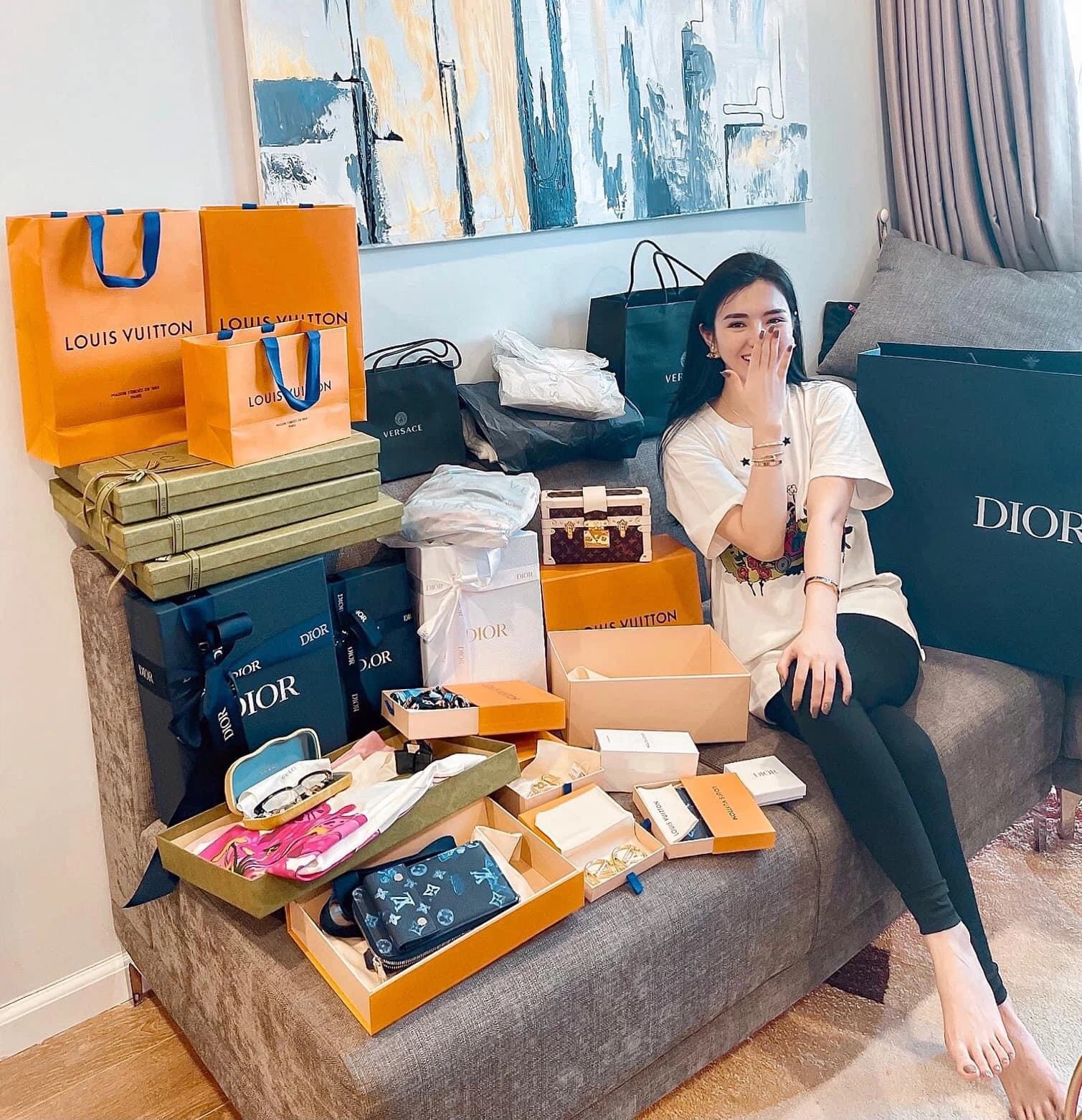 Hiện tại, cô nàng còn lấn sân sang lĩnh vực kinh doanh thời trang, mỹ phẩm. Ảnh: FB