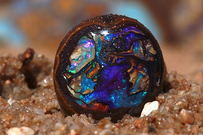 Đá opal được biết đến từ rất lâu và ngày xưa chúng chủ yếu được sử dụng làm vật liệu trang trí trong các đền đài và cung điện, bên cạnh đó một khối lượng lớn được sử dụng làm đồ trang sức. Đá opal được biết đến từ rất lâu và ngày xưa chúng chủ yếu được sử dụng làm vật liệu trang trí trong các đền đài và cung điện, bên cạnh đó một khối lượng lớn được sử dụng làm đồ trang sức.