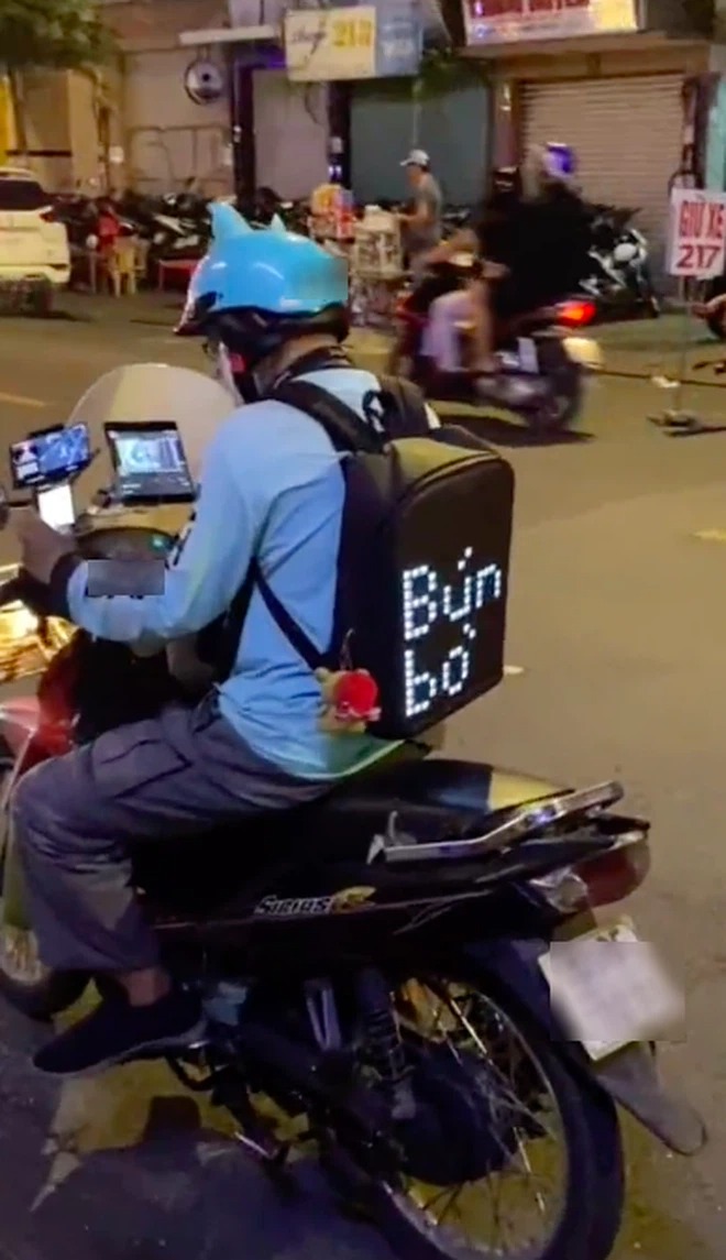 2 chiếc điện thoại ở phía tay trái anh shipper thực chất chỉ là 1, và đó là dòng điện thoại màn hình trượt có giá đắt không kém màn hình gập. Ảnh cắt clip