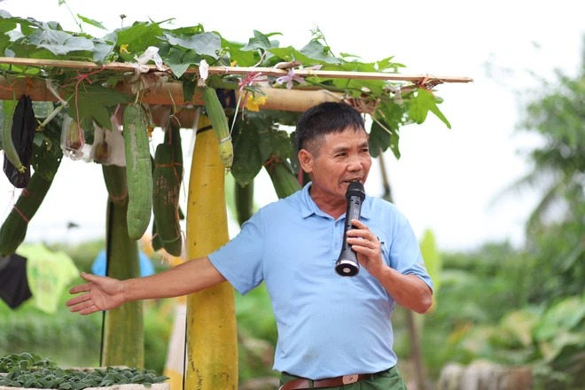 Ông Quýnh dùng quả bầu già để bọc cột chống giàn mướp trên chiếc xe di động của mình. Ảnh: FB Ông Quýnh dùng quả bầu già để bọc cột chống giàn mướp trên chiếc xe di động của mình. Ảnh: FB