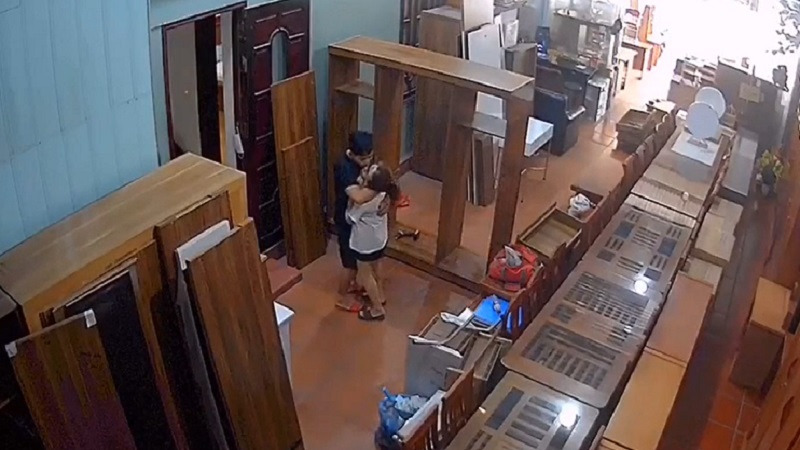 Anh chồng đã phải dùng trăm phương nghìn kế để cuỗm được tiền rơi của vợ.