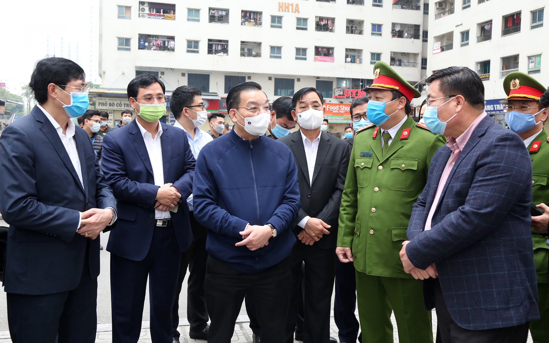 Chủ tịch UBND TP. Hà Nội Chu Ngọc Anh đã đi kiểm tra đột xuất công tác phòng, chống dịch Covid-19 trên địa bàn các quận Hoàng Mai và Long Biên hôm 18/2. Ảnh: XH