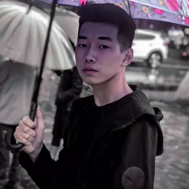 Hồi đầu năm 2020, Quốc từng ghi dấu ấn khi là người sáng chế ra “cây ATM gạo học đường” đầu tiên của Lào Cai để phát cho người nghèo, sau đó là máy sát khuẩn toàn thân tự động đặt tại cổng trường học. Ảnh: FB