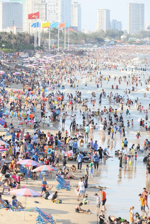Tại Bãi Sau, lượng người tới tắm cũng khá nhiều. Tuy nhiên, khi du khách thực hiện quy định về phòng chống dịch khá tốt tại các nơi công cộng. Ảnh: FB