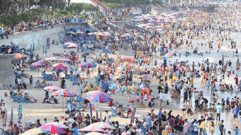 Chính quyền địa phương luôn nhắc nhở người dân và du khách tuân thủ nghiêm quy tắc 5K ở các bãi tắm, nơi công cộng. Ảnh: FB