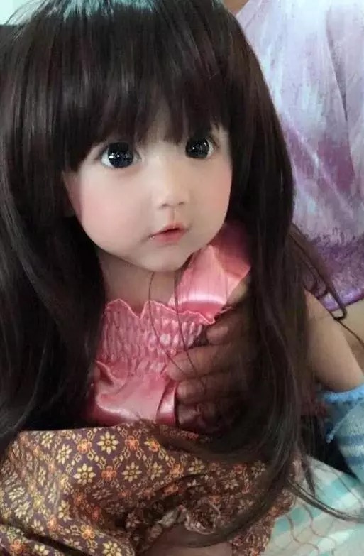 Bé gái xinh như thiên thần khiến dân tình chỉ muốn bế về nuôi