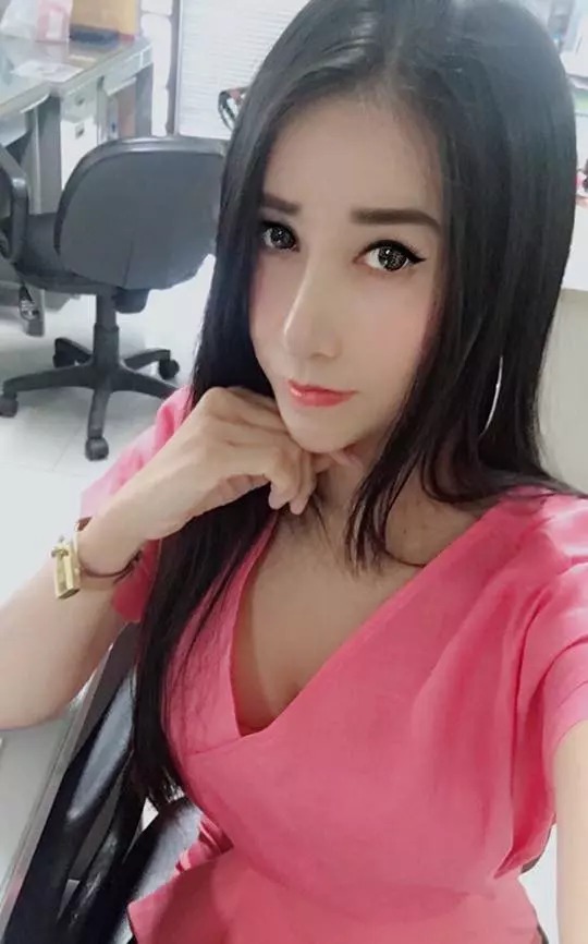 Không chỉ cô bé mà anh chị và mẹ đều có ngoại hình đẹp hết phần thiên hạ. Ảnh: FB