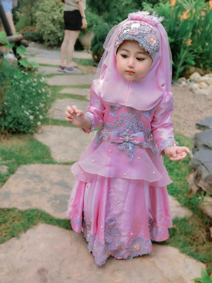 Trước đó, một bé gái khác sinh sống tại Mueang Chonburi, tỉnh Chonburi, Thái Lan cũng khiến cư dân mạng đứng ngồi không yên vì quá đáng yêu. Nhiều người bình luận rằng, bé đẹp như một thiên thần. Ảnh: FB