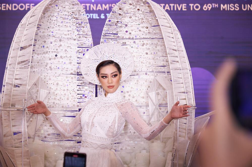 Khánh Vân 'chào sân' mẫu National Costume 'Kén Em'. Ảnh: FB