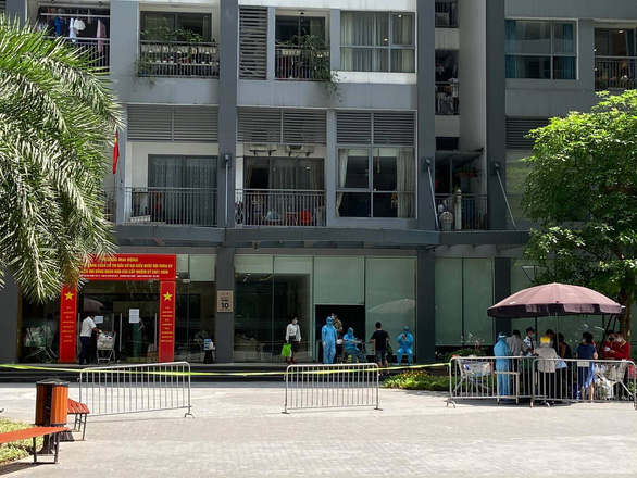 Tòa nhà Park 10 được tạm thời phong tỏa. Ảnh: TT