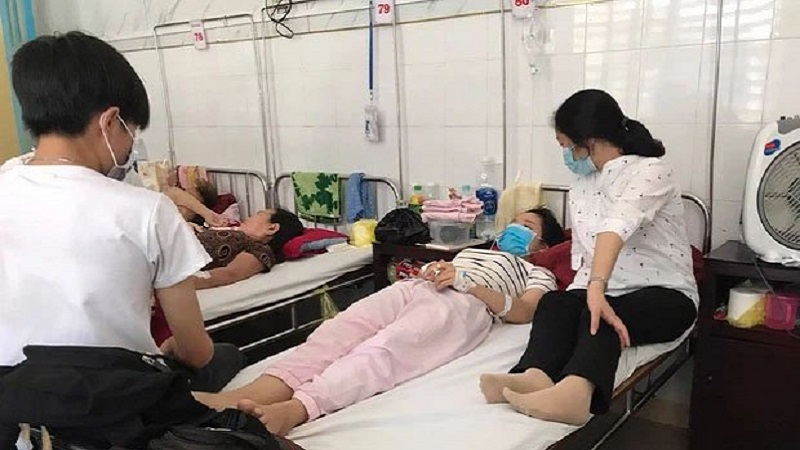 Nữ sinh Tr. đang nằm viện vẫn chưa hết buồn bã khi mất người anh đã cứu sống mình. Ảnh: VNN Nữ sinh Tr. đang nằm viện vẫn chưa hết buồn bã khi mất người anh đã cứu sống mình. Ảnh: VNN