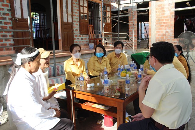 Chủ tịch Ủy ban MTTQ tỉnh Nghệ An cùng đoàn công tác đã gửi lời chia buồn đến gia đình em Nguyễn Văn Nhã. Ảnh: ĐĐK Chủ tịch Ủy ban MTTQ tỉnh Nghệ An cùng đoàn công tác đã gửi lời chia buồn đến gia đình em Nguyễn Văn Nhã. Ảnh: ĐĐK