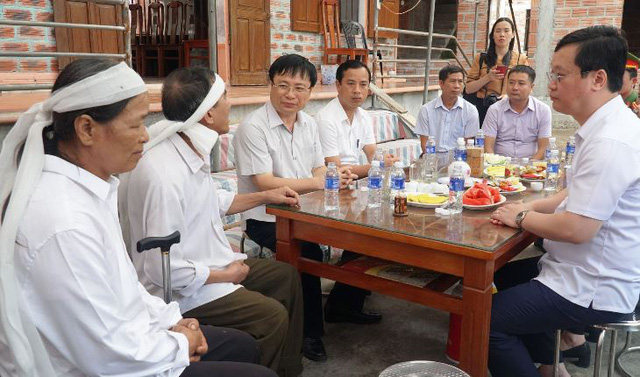 Chủ tịch UBND tỉnh Nghệ An thăm hỏi, động viên gia đình nam sinh Nguyễn Văn Nhã. Ảnh: GĐ&XH Chủ tịch UBND tỉnh Nghệ An thăm hỏi, động viên gia đình nam sinh Nguyễn Văn Nhã. Ảnh: GĐ&XH