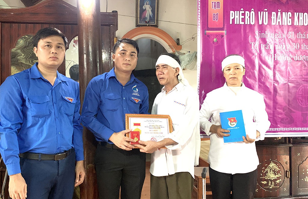 Đại diện Trung ương Đoàn TNCS Hồ Chí Minh đã đến thăm hỏi, động viên và truy tặng 'Huy hiệu Tuổi trẻ dũng cảm' cho sinh viên Nguyễn Văn Nhã. Ảnh: FB