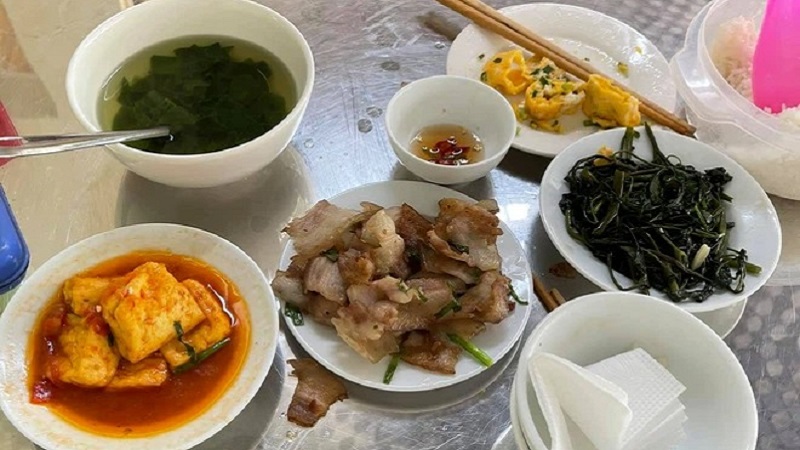 Nhìn mâm cơm của 2 bạn trẻ bàn bên, dân mạng không khỏi lắc đầu, ngán ngẩm vì sự lãng phí của đôi bạn này. Ảnh: FB Nhìn mâm cơm của 2 bạn trẻ bàn bên, dân mạng không khỏi lắc đầu, ngán ngẩm vì sự lãng phí của đôi bạn này. Ảnh: FB