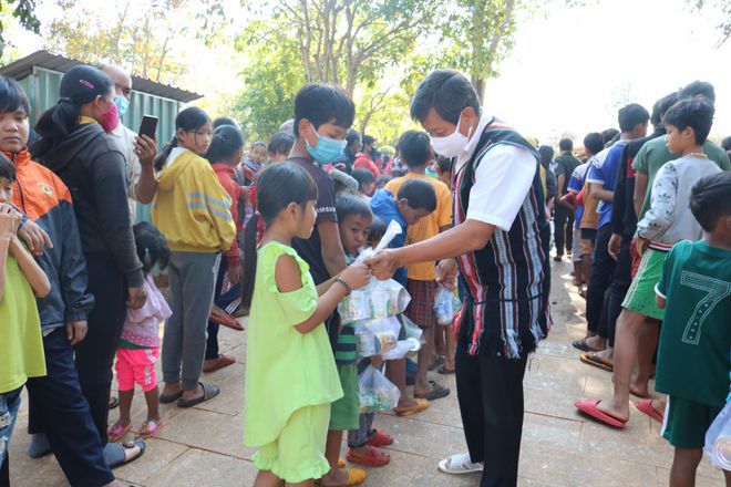 Ông Hải chia sữa cho trẻ em nghéo khu vực Tây Nguyên. Ảnh: FB Ông Hải chia sữa cho trẻ em nghéo khu vực Tây Nguyên. Ảnh: FB