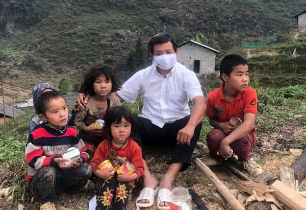 Với trẻ em vùng cao, bữa cơm có thịt như trên rất xa xỉ, vì thế hãy trân quý đồ ăn thức uống. Ảnh: FB Với trẻ em vùng cao, bữa cơm có thịt như trên rất xa xỉ, vì thế hãy trân quý đồ ăn thức uống. Ảnh: FB