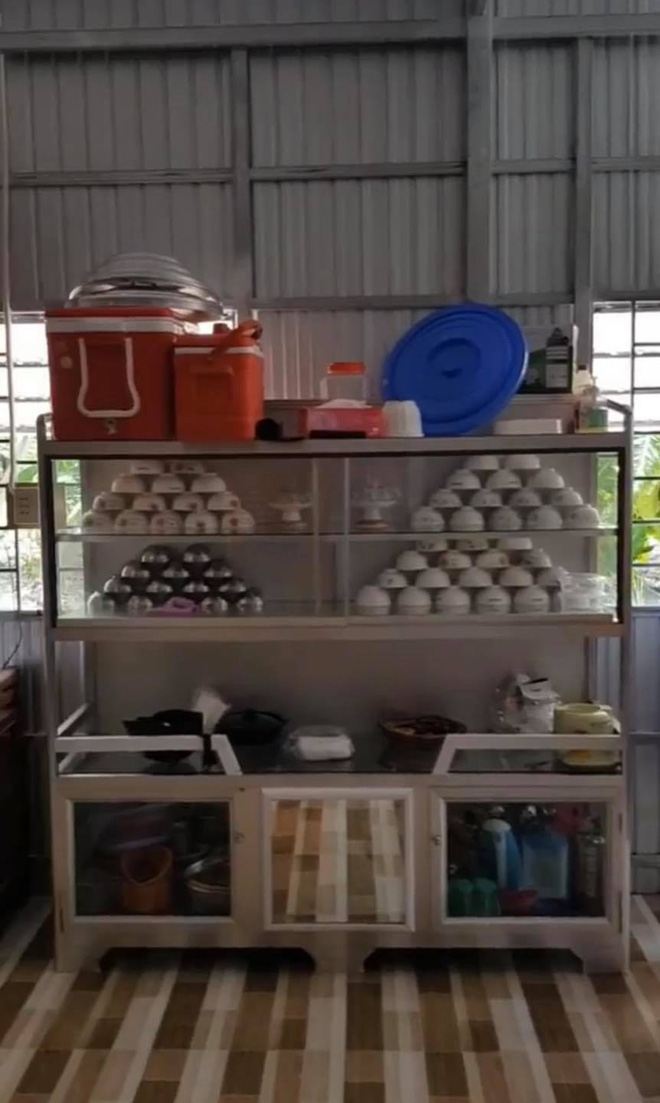 Chạn bát xuyên thấu, nhìn vào bên trong thấy từng chồng bát được sắp xếp kỳ công. Ảnh: FB Chạn bát xuyên thấu, nhìn vào bên trong thấy từng chồng bát được sắp xếp kỳ công. Ảnh: FB