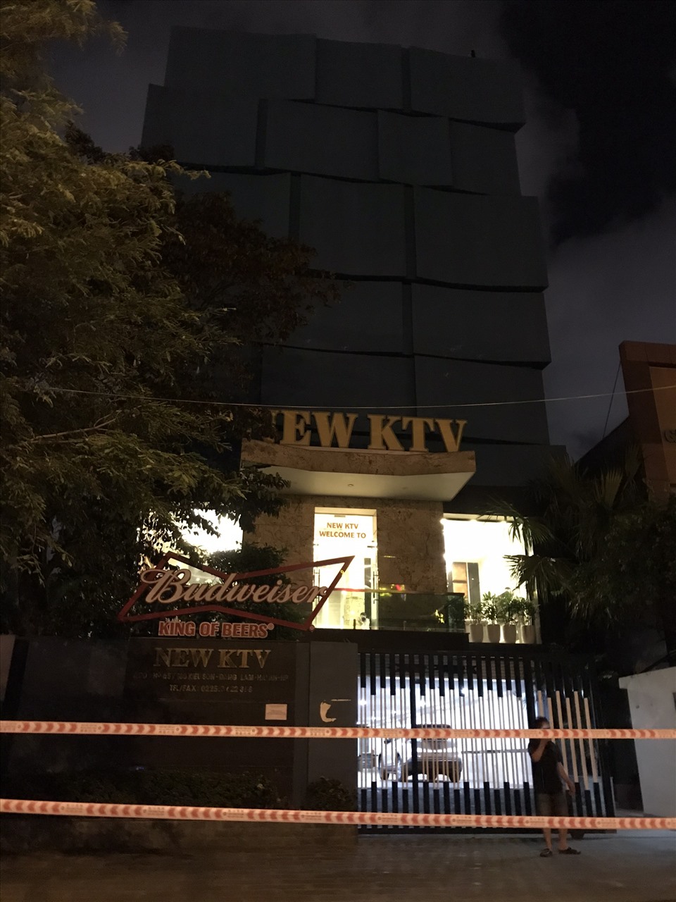 Số lượng nhân viên làm việc tại cơ sở Karaoke New KTV rất nhiều, hầu hết không ký hợp đồng lao động, nên chủ cơ sở chưa cung cấp đầy đủ được số lượng nhân viên làm việc tại đây. Ảnh: FB