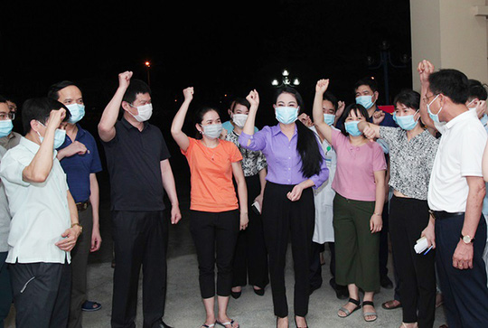Bí thư Tỉnh ủy Vĩnh Phúc Hoàng Thị Thúy Lan thăm hỏi, động viên các y, bác sĩ làm nhiệm vụ tại Bệnh viện dã chiến tỉnh. Ảnh: NLĐ Bí thư Tỉnh ủy Vĩnh Phúc Hoàng Thị Thúy Lan thăm hỏi, động viên các y, bác sĩ làm nhiệm vụ tại Bệnh viện dã chiến tỉnh. Ảnh: NLĐ
