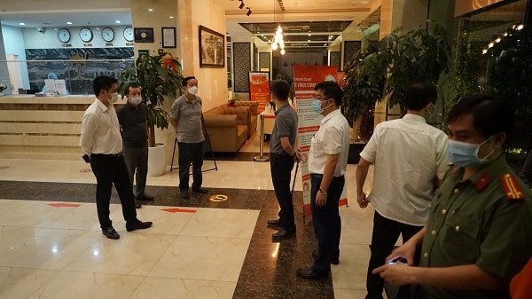 UBND quận Nam Từ Liêm trong đêm 9/5 đến khách sạn Top Hotel Hữu Nghị kiểm tra, yêu cầu giải trình về thông tin thu phí “công an, y tế”. Ảnh: namtuliem.hanoi.gov.vn