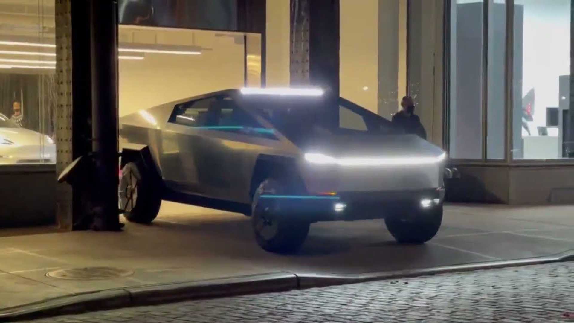 Theo lời giới thiệu của Elon Musk, Cybertruck có khả năng vượt địa hình tốt với khoảng sáng gầm xe 406 mm, góc tới và góc thoát của xe lần lượt là 35 độ và 28 độ.