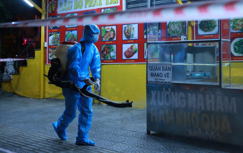 Ngành Y tế phun thuốc khử trùng một số hàng quán xung quanh KCN An Đồn. Ảnh: LĐ