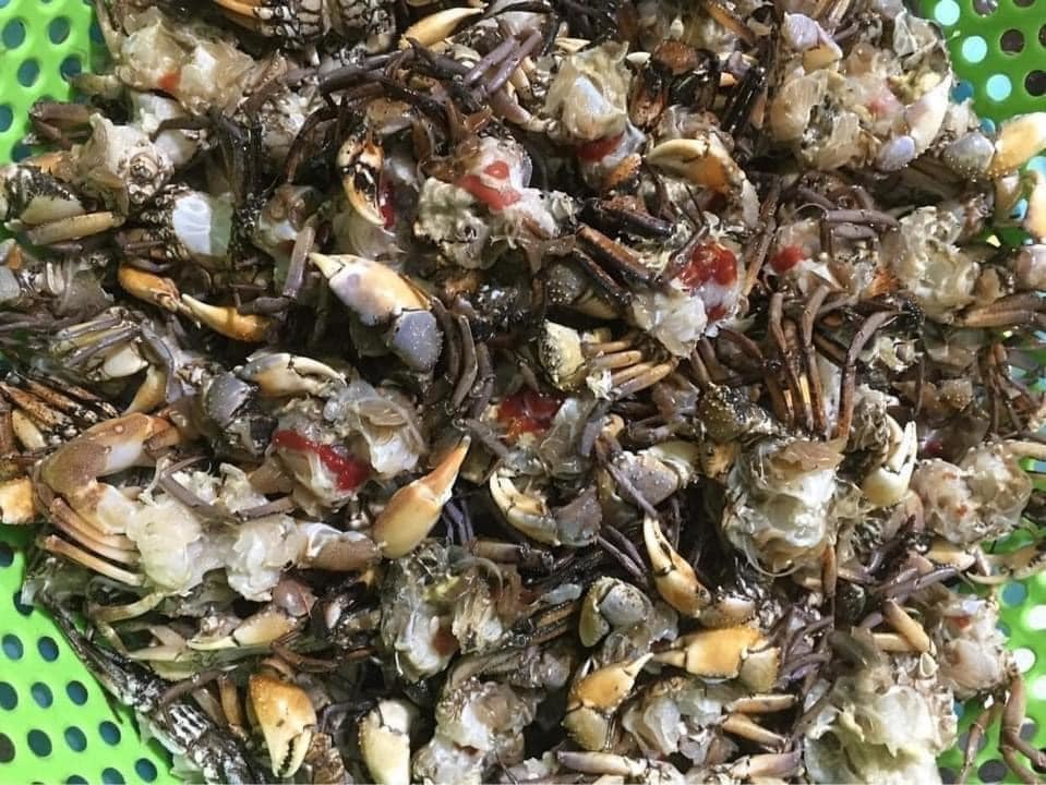 Có người cho rằng, cua đá xay sẵn đông lạnh đang được bán giá rẻ tràn lan trên chợ mạng rất có thể đó là những con cua rụng chân, rụng càng, được lột mai, bỏ yếm chỉ giữ lại phần thịt rồi được đem xay ra. Ảnh minh hoạ