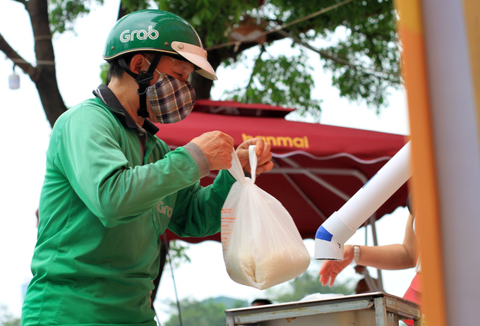 Từ mùa dịch năm ngoái, cả nước đã chung tay đồng lòng, quyết thắng dịch bệnh bằng những cây ATM gạo từ thiện. Ảnh: FB Từ mùa dịch năm ngoái, cả nước đã chung tay đồng lòng, quyết thắng dịch bệnh bằng những cây ATM gạo từ thiện. Ảnh: FB