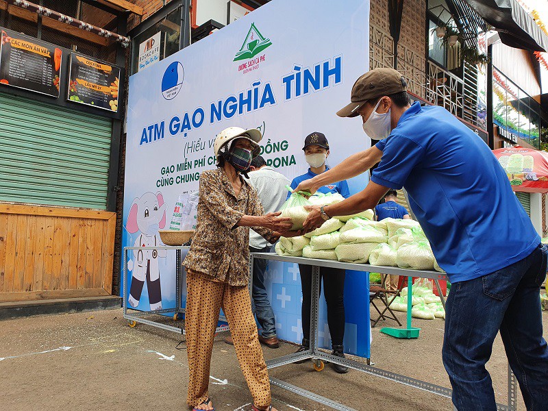 Trước ảnh hưởng của dịch COVID-19, nhiều người nghèo trên khắp cả nước 'bỗng dưng' mất thu nhập và mất việc, vì thế máy 'ATM gạo' để phát gạo từ thiện đã là cứu cánh của không ít người. Ảnh: FB Trước ảnh hưởng của dịch COVID-19, nhiều người nghèo trên khắp cả nước 'bỗng dưng' mất thu nhập và mất việc, vì thế máy 'ATM gạo' để phát gạo từ thiện đã là cứu cánh của không ít người. Ảnh: FB