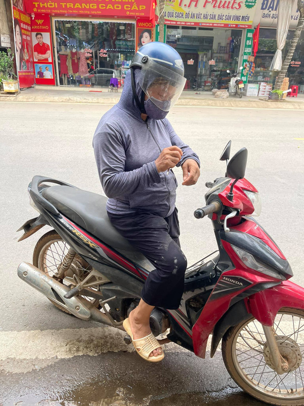 Ủng hộ vùng bị cách ly 30kg gạo, người phụ nữ chân lấm tay bùn khiến nhiều người xúc động Ủng hộ vùng bị cách ly 30kg gạo, người phụ nữ chân lấm tay bùn khiến nhiều người xúc động