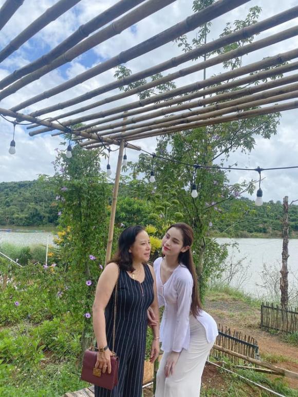 Á hậu chuyển giới Tường Vi bên cạnh người mẹ của mình.