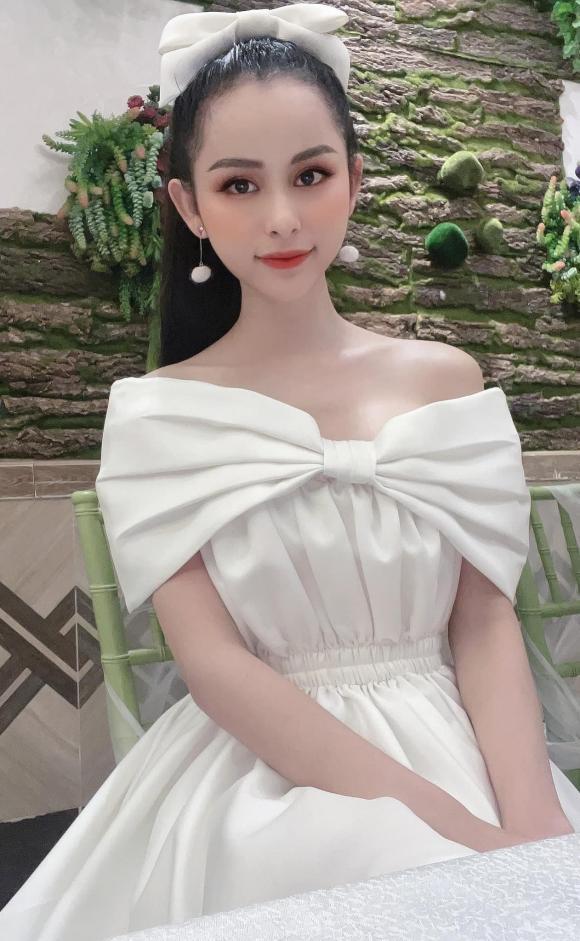 Sở hữu gương mặt xinh đẹp, nữ tính, vóc dáng nhỏ nhắn, giọng nói mềm mại, Tường Vi khiến nhiều người còn không dám tin mình là một người chuyển giới.