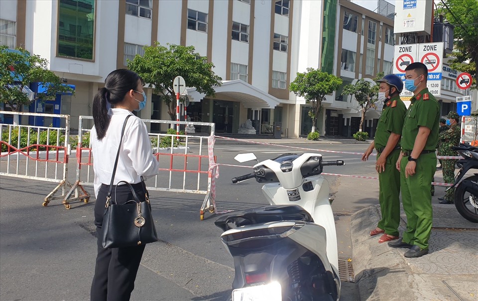 Lực lượng chức năng phong tỏa tuyến đường Đống Nai - nơi phát hiện ca mắc COVID-19 tại quán Bar New Phương Đông. Ảnh: LĐ Lực lượng chức năng phong tỏa tuyến đường Đống Nai - nơi phát hiện ca mắc COVID-19 tại quán Bar New Phương Đông. Ảnh: LĐ