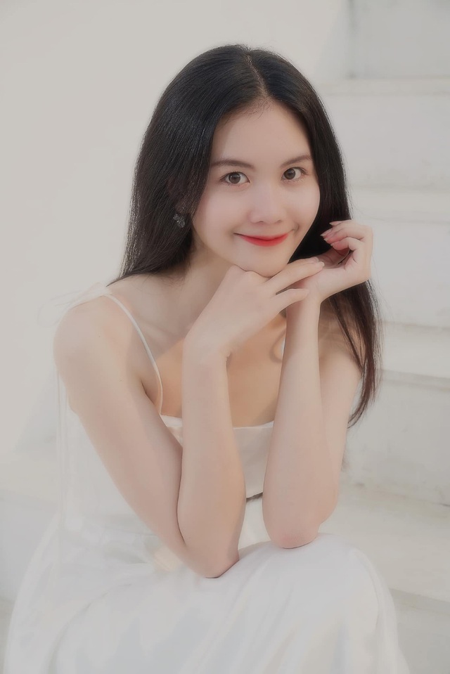 Mẫn Nhi hiện là một người mẫu trẻ có tiếng tại TP.HCM.