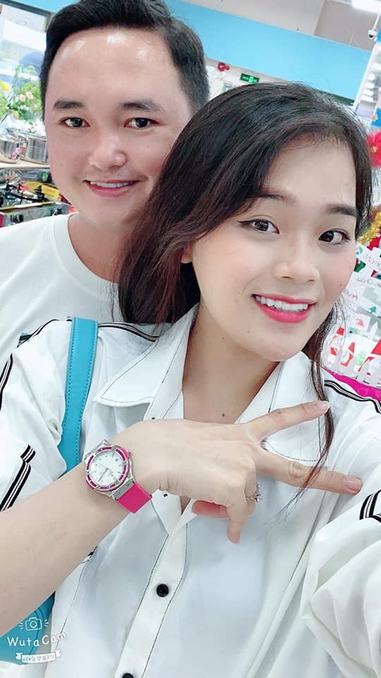Ngân Thảo và bạn trai đã yêu nhau suốt 5 năm qua, mặc dù có nhiều ồn ào xung quanh, song cặp đôi vẫn đồng hành, mạnh mẽ vượt qua bão dư luận và có cái kết hạnh phúc. Ngân Thảo và bạn trai đã yêu nhau suốt 5 năm qua, mặc dù có nhiều ồn ào xung quanh, song cặp đôi vẫn đồng hành, mạnh mẽ vượt qua bão dư luận và có cái kết hạnh phúc.