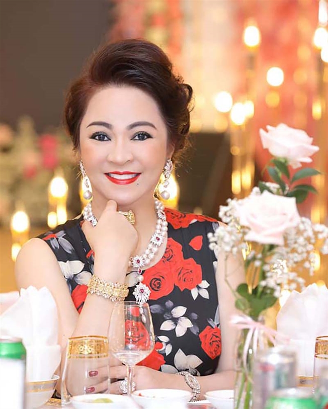 Không chỉ gây ầm ĩ vì câu chuyện bóc phốt sự lừa đảo của 'thần y' Võ Hoàng Yên, thời gian gần đây, vợ đại gia Dũng lò vôi còn điểm mặt chỉ tên, bó phốt hàng loạt nghệ sĩ đình đám của Vbiz như: Hoài Linh, Đàm Vĩnh Hưng, Trịnh Kim Chi, Hồng Vân, Trang Trần,... Không chỉ gây ầm ĩ vì câu chuyện bóc phốt sự lừa đảo của 'thần y' Võ Hoàng Yên, thời gian gần đây, vợ đại gia Dũng lò vôi còn điểm mặt chỉ tên, bó phốt hàng loạt nghệ sĩ đình đám của Vbiz như: Hoài Linh, Đàm Vĩnh Hưng, Trịnh Kim Chi, Hồng Vân, Trang Trần,...