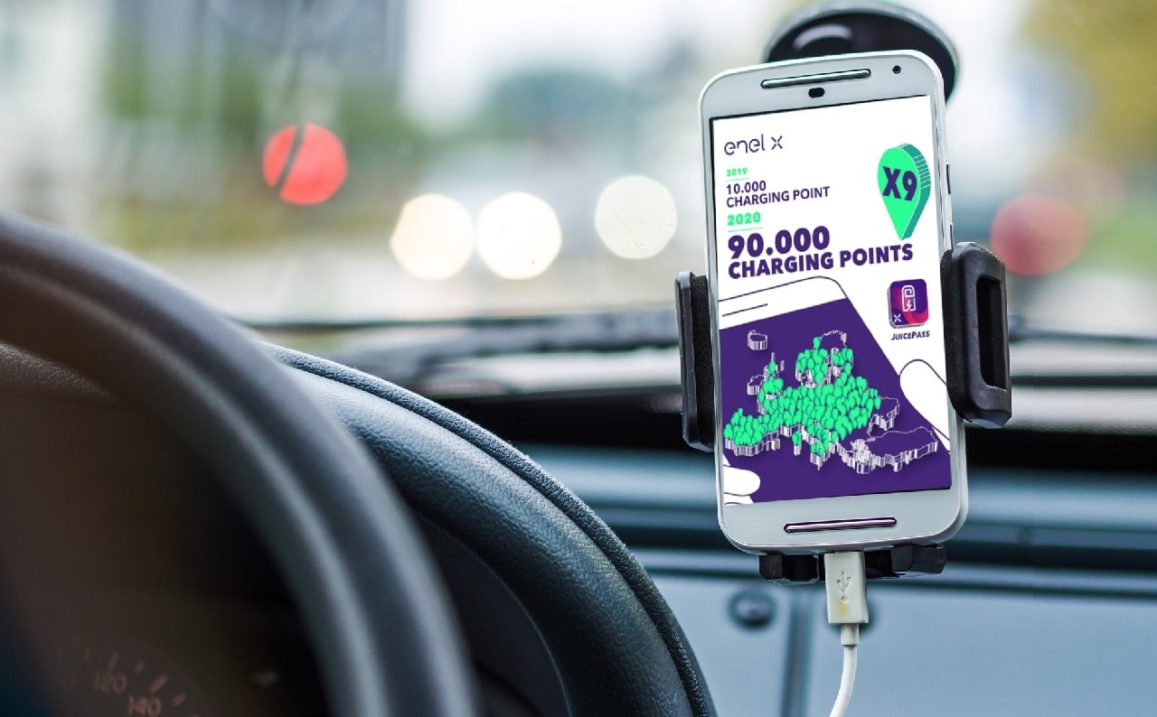 Italia phạt Google hơn 100 triệu Euro (hơn 120 triệu USD) vì lạm dụng vị thế thị trường khi chặn một ứng dụng của đối thủ dành cho người dùng xe điện. Ảnh: FB