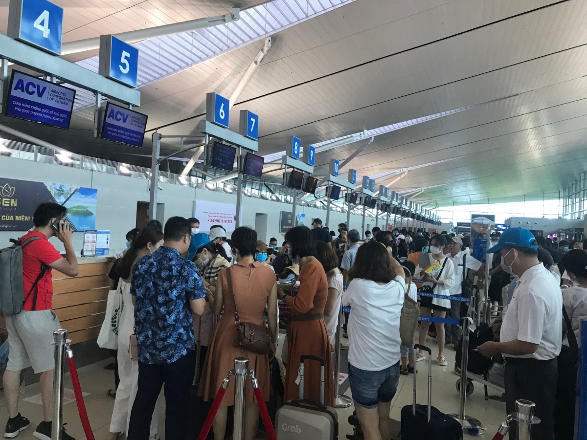 Nhiều người đặt câu hỏi, nếu là sân bay, hành khách chưa từng sử dụng dịch vụ, chưa bước tới sân bay mà vẫn phải trả tiền thì thật vô lý, còn nếu là hãng bay thì đây không phải là tiền của hãng, hãng chỉ là đơn vị thu hộ và rút cục thì khoản tiền đó rơi vào túi ai? Ảnh minh hoạ Nhiều người đặt câu hỏi, nếu là sân bay, hành khách chưa từng sử dụng dịch vụ, chưa bước tới sân bay mà vẫn phải trả tiền thì thật vô lý, còn nếu là hãng bay thì đây không phải là tiền của hãng, hãng chỉ là đơn vị thu hộ và rút cục thì khoản tiền đó rơi vào túi ai? Ảnh minh hoạ