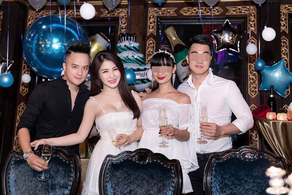 Bữa tiệc sinh nhật này đã diễn ra cách đây 3 năm rồi. Bữa tiệc sinh nhật này đã diễn ra cách đây 3 năm rồi.