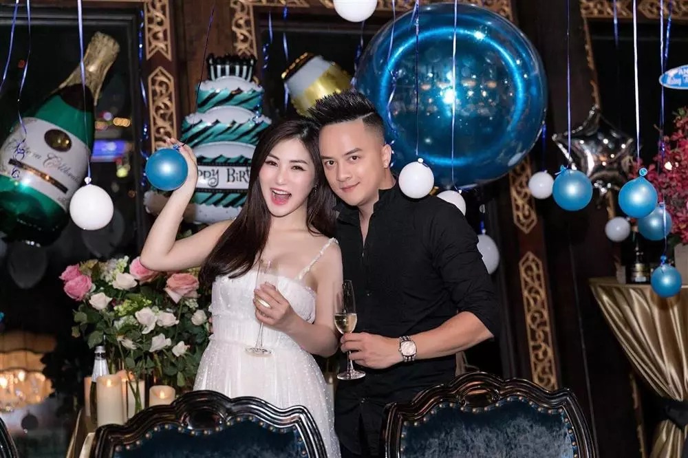 Quả thực, nhìn hình ảnh này nhiều người sẽ thấy vòng 2 Hương Tràm khá đầy đặn. Quả thực, nhìn hình ảnh này nhiều người sẽ thấy vòng 2 Hương Tràm khá đầy đặn.