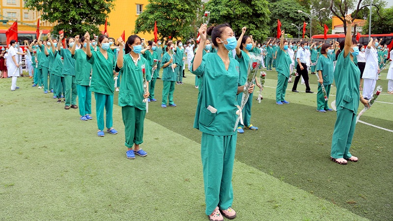 Chiều ngày 15/4, UBND tỉnh Quảng Ninh quyết định cử 200 cán bộ là y bác sĩ, nhân viên y tế tình nguyện của Bệnh viện Việt Nam - Thụy Điển Uông Bí cùng trang thiết bị hiện đại nhất hỗ trợ cho tỉnh Bắc Giang chống dịch. Ảnh: BQN Chiều ngày 15/4, UBND tỉnh Quảng Ninh quyết định cử 200 cán bộ là y bác sĩ, nhân viên y tế tình nguyện của Bệnh viện Việt Nam - Thụy Điển Uông Bí cùng trang thiết bị hiện đại nhất hỗ trợ cho tỉnh Bắc Giang chống dịch. Ảnh: BQN