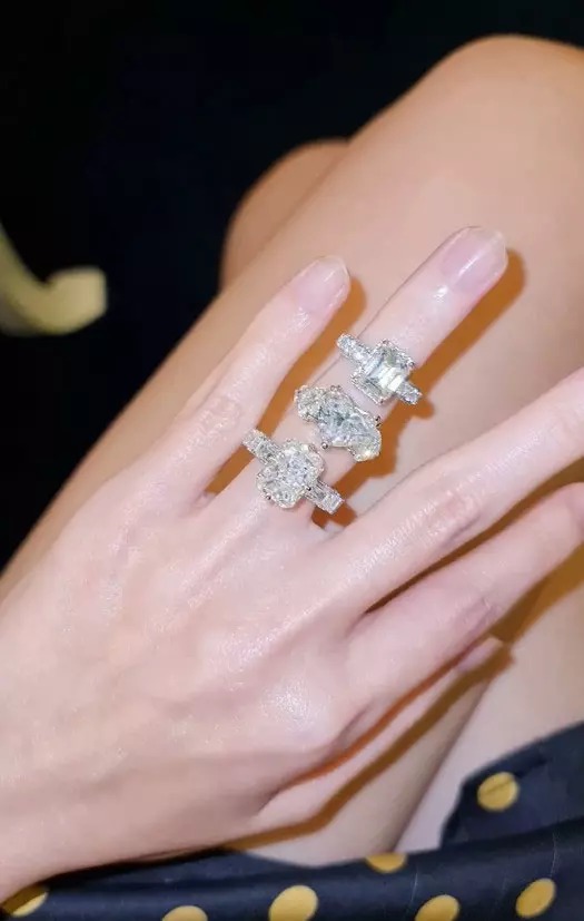 Nữ ca sĩ đại gia chơi lớn khoe 3 chiếc nhẫn kim cương liền lúc.