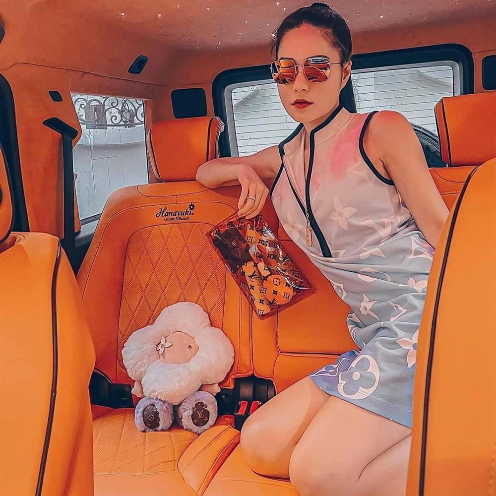 Trong một bài phỏng vấn, Đoàn Di Băng từng tiết lộ rằng cô sinh ra và lớn lên trong một vựa ve chai, gia đình hoàn toàn không khá giả.