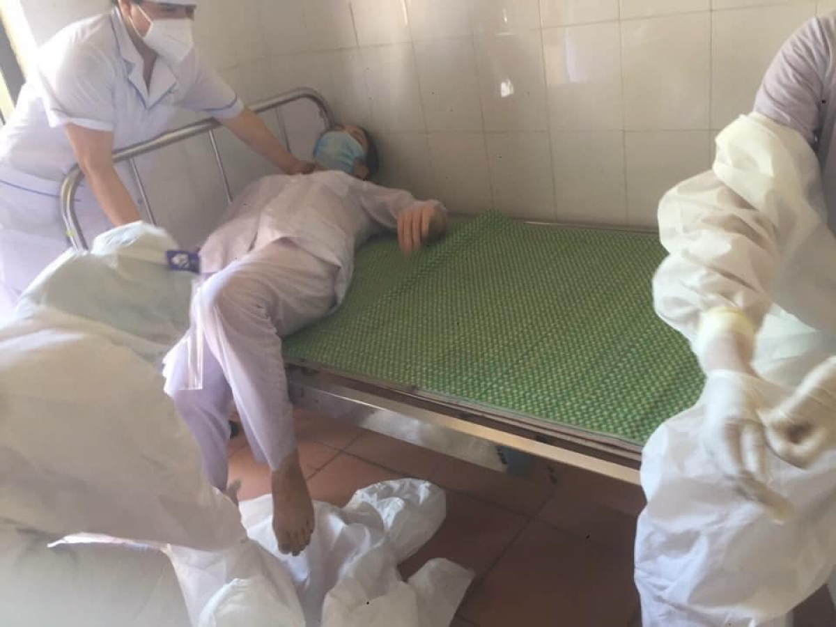 Dù không phải tham gia chống dịch nhưng trung uý Kiên và ai nấy đề thấu hiểu dự vất vả của các y, bác sĩ nơi tuyến đầu. Nhiều người đã kiệt sức khi phải lấy mẫu xét nghiệm nhiều giờ đồng hồ. Ảnh: FB Dù không phải tham gia chống dịch nhưng trung uý Kiên và ai nấy đề thấu hiểu dự vất vả của các y, bác sĩ nơi tuyến đầu. Nhiều người đã kiệt sức khi phải lấy mẫu xét nghiệm nhiều giờ đồng hồ. Ảnh: FB