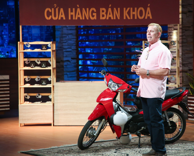 Robert Thorwath cho biết, anh muốn sản xuất chiếc khóa chống trộm xe máy tại Việt Nam chứ không phải đất nước nào khác, nơi mà anh yêu quý, quê hương của vợ con anh. Robert Thorwath cho biết, anh muốn sản xuất chiếc khóa chống trộm xe máy tại Việt Nam chứ không phải đất nước nào khác, nơi mà anh yêu quý, quê hương của vợ con anh.