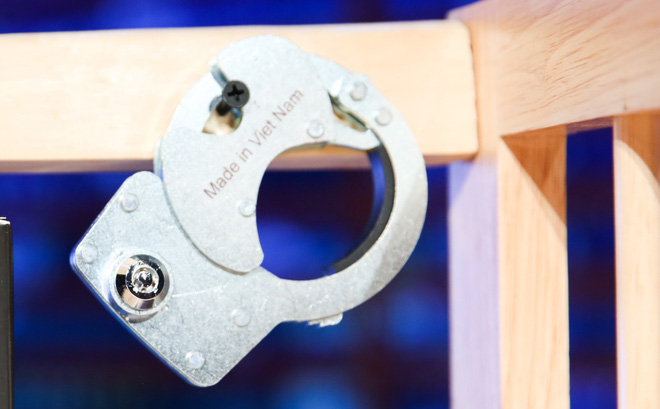 Nhà sáng lập Lock Cuff cho biết, mục tiêu của ông khi đến với Shark Tank là tìm một người có thể sản xuất chiếc khóa này. Ảnh: Shark Tank Nhà sáng lập Lock Cuff cho biết, mục tiêu của ông khi đến với Shark Tank là tìm một người có thể sản xuất chiếc khóa này. Ảnh: Shark Tank