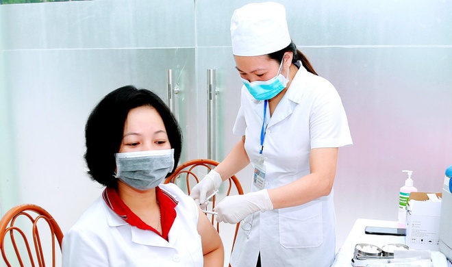 Trước đó, Vĩnh Phúc đã tiêm vaccine Covid-19 cho hơn 6.000 trường hợp thuộc các lực lượng tuyến đầu chống dịch theo cơ chế phân bổ vaccine từ Bộ Y tế. Ảnh: Báo VP Trước đó, Vĩnh Phúc đã tiêm vaccine Covid-19 cho hơn 6.000 trường hợp thuộc các lực lượng tuyến đầu chống dịch theo cơ chế phân bổ vaccine từ Bộ Y tế. Ảnh: Báo VP